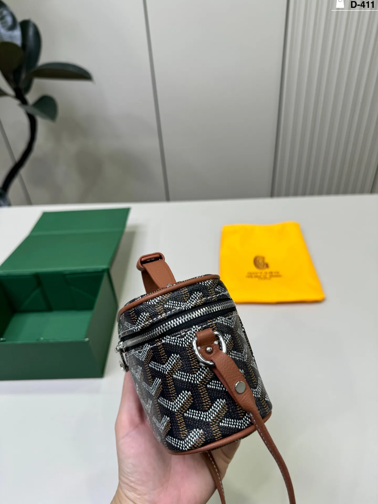 💰p160 D-411尺寸12×7折叠盒 Goyard戈雅 Muse Nano 盒子包 迷你尺寸,日常出街超方便。可拆卸肩带,手提,斜挎都OK,灵活百搭!Nano系列小巧轻盈,亮色设计点亮穿搭,秋冬深色系也能轻松驾驭,实用又时髦,是Goyard热门单品之一