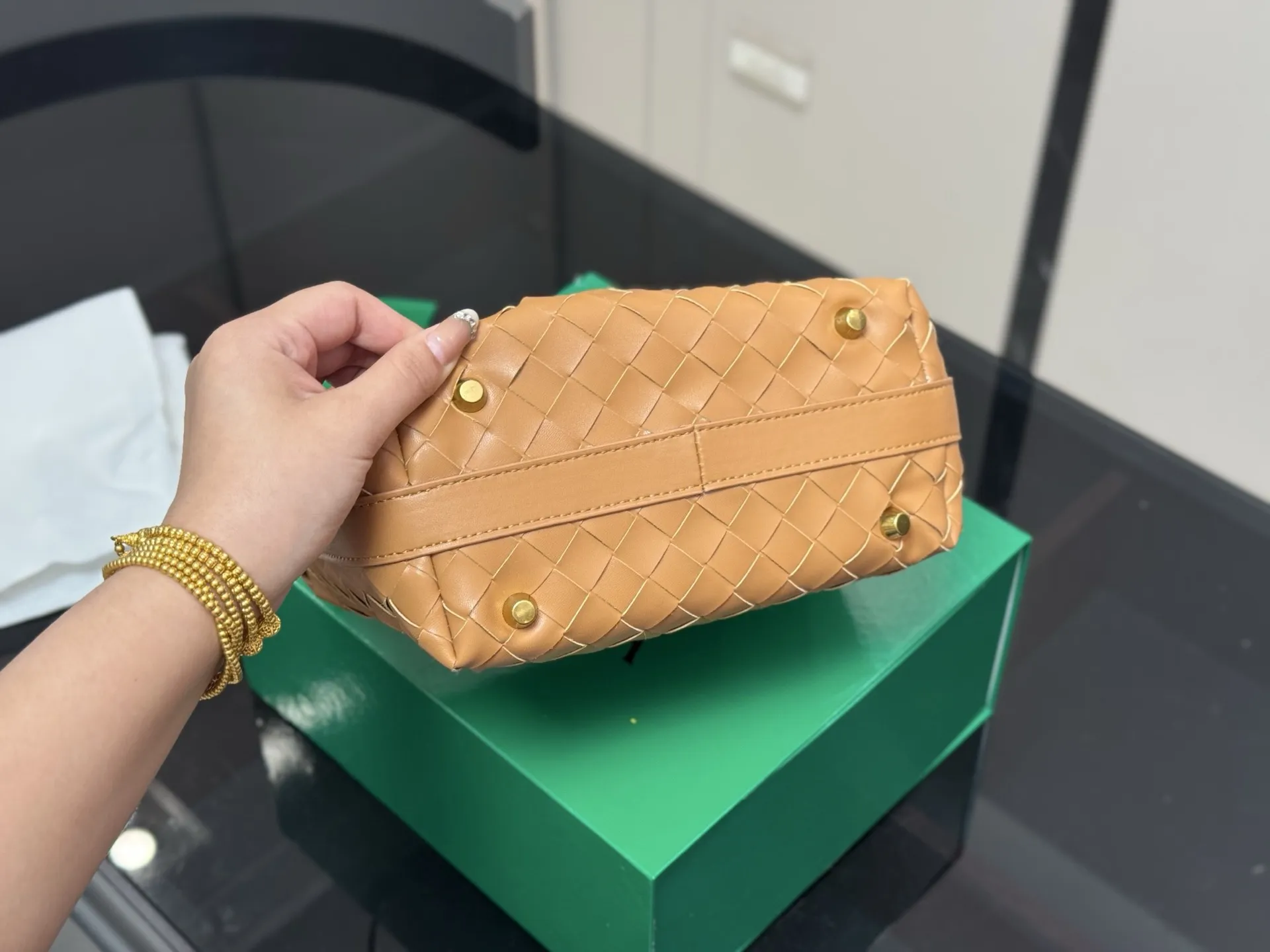 &yen;155 配盒 size：20*14cm bv 的便当包 也太可爱了趴.... 将BV爆款便当包再度升级， 这款设计真的是又A又温柔， 轻盈超舒服 牛皮品质