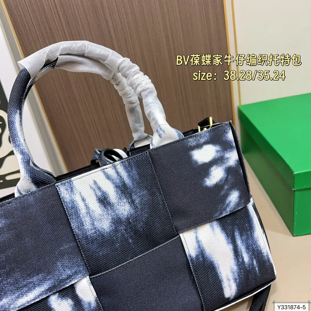 大号💰190 小号💰185 配盒 尺寸38×28/35×24 BV 葆蝶家 明星同款牛仔编织托特包 每只包都拥有独特的魅力 衬托出整体的高级质感。众多明星上身,多种背法多种造型。