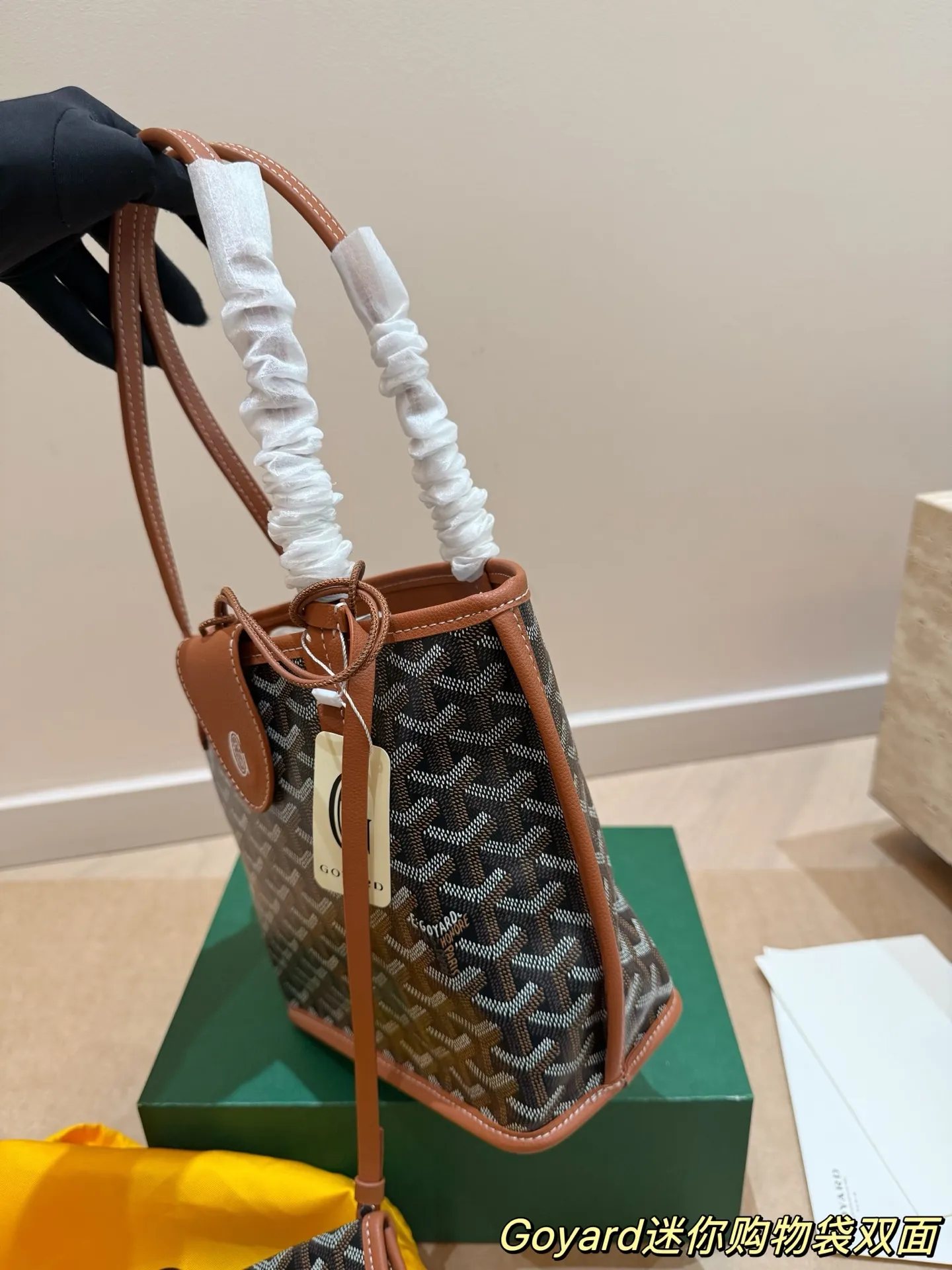 P150 Goyard Goyardine手提包 法国奢侈品牌Goyard的Goyardine手提包,采用经典老花帆布+黑色皮革饰边,简约又超有辨识度t+。独特几何图案,轻便耐用,日常通勤或休闲都很适合!手提+可调节肩带,手提斜挎随心切换,实用又时髦。Goyard以高级定制和精湛工艺闻名,这款包袋收藏价值满满,时尚爱好者必入!20cm配盒子