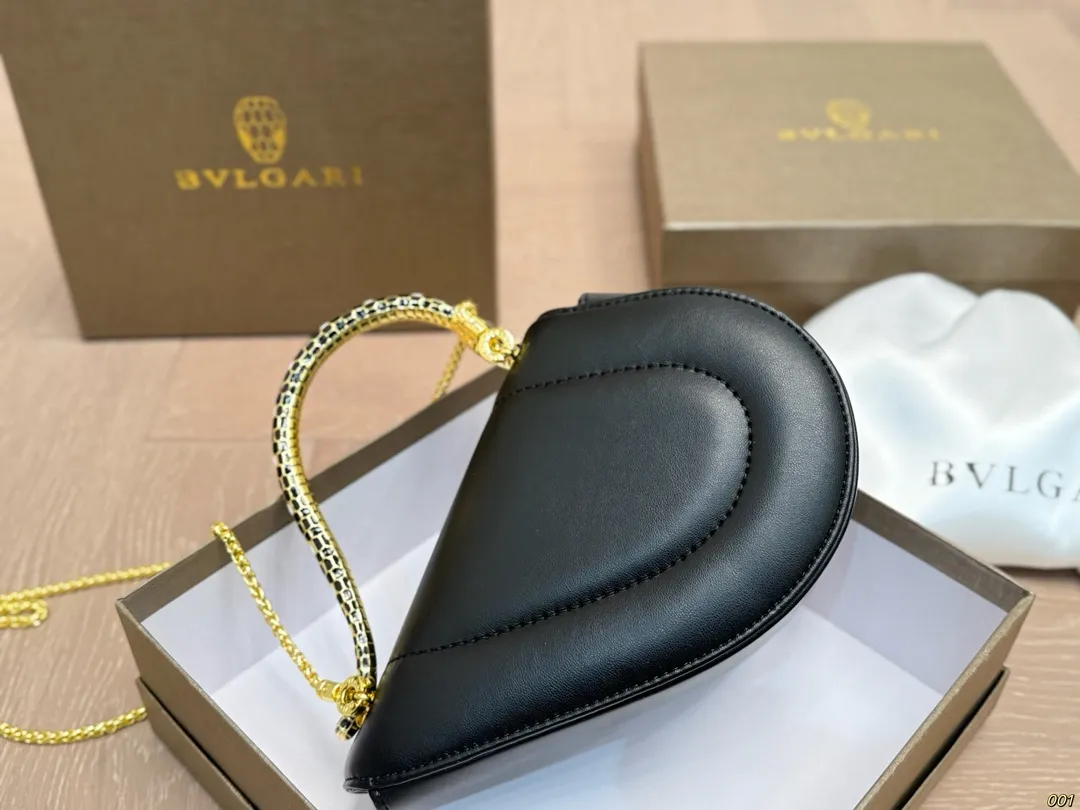 &yen;140配盒 宝格丽BVLGARI｜七夕，把爱&ldquo;握&rdquo;在手心🐍❤️ 今年七夕，宝格丽用一只包写满浪漫情书！Serpenti Cuore 1968手提包，堪称&ldquo;包界丘比特&rdquo;&mdash;&mdash; ✨ 半颗心形包身 + 半颗珐琅灵蛇手柄 =一整颗怦然心动的爱心！ 灵感源自1968年传奇珠宝腕表，复刻中古美学，却把甜蜜玩出新高度。 尺寸19 14