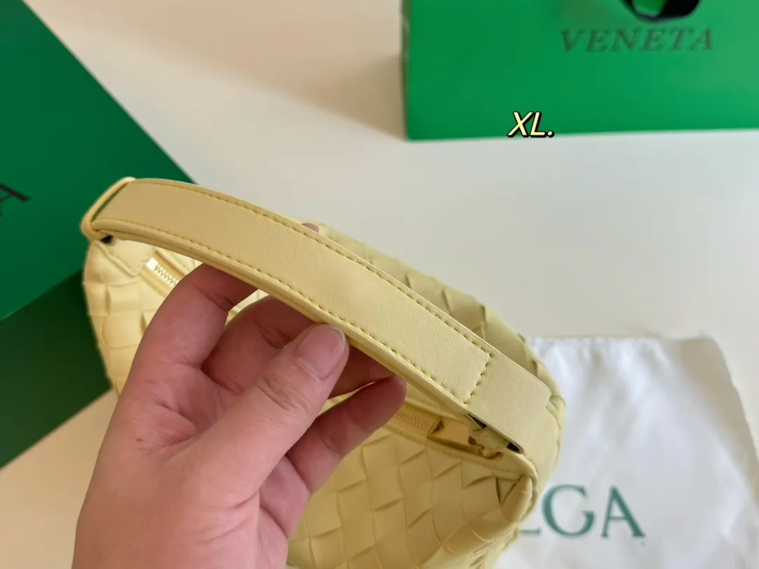 P150（配盒） Bottega Veneta BV新款饭盒包 💕 size:20&times;15 线条简洁，包身柔软 采用编织设计很有辨识度！！！ 百搭好看不过时~