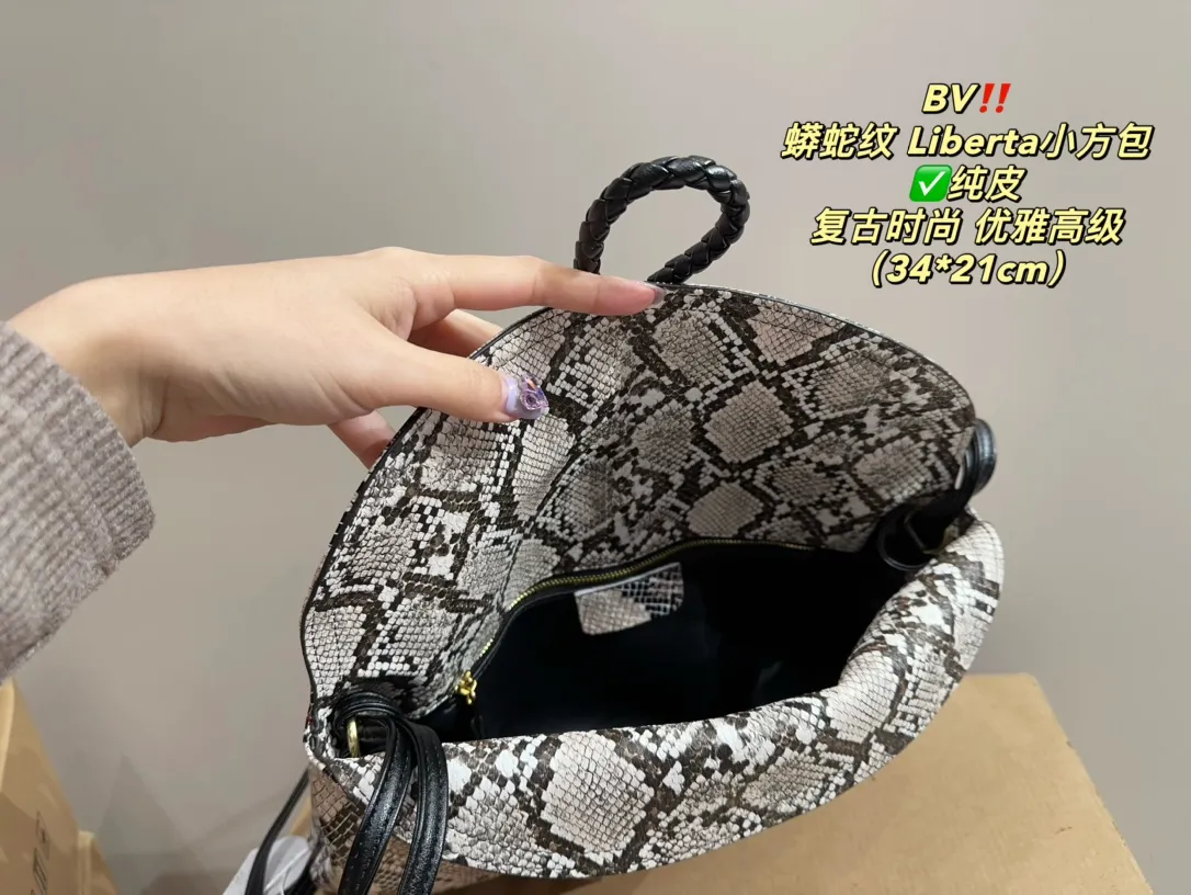 ✅纯皮P280⚠️尺寸34.21 BV 蟒蛇纹 Liberta小方包 复古优雅 满满的高级感 大小适中 容量感人 休闲正装皆可轻松驾驭