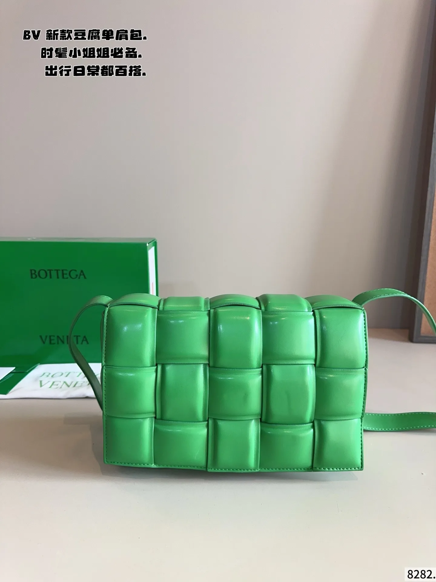 p190配礼盒🎁. 秋冬适配度一百昏!bv cas sette豆腐包斜挎 bv cas sette小羊皮卡带包枕头包斜挎包 天气一冷很喜欢软乎乎胖墩墩存在感很强的包包, 收起小废包,秋冬就是枕头包的主场! 枕头包的代表包包——bv cas sette尺寸:27*7*17cm