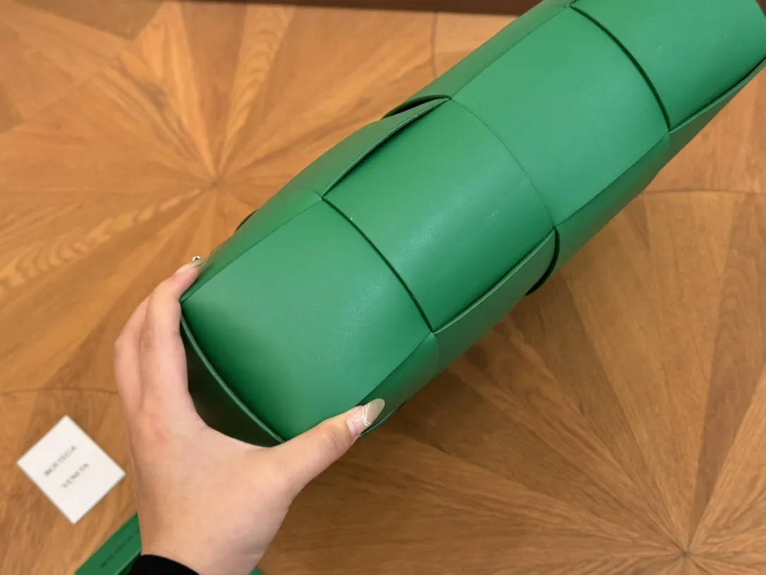 ¥145 size:37.18cm bv 编织购物袋 它是这一季中性价比➕实用性最棒的一只包包! 内置拉链小包! 容量非常OK