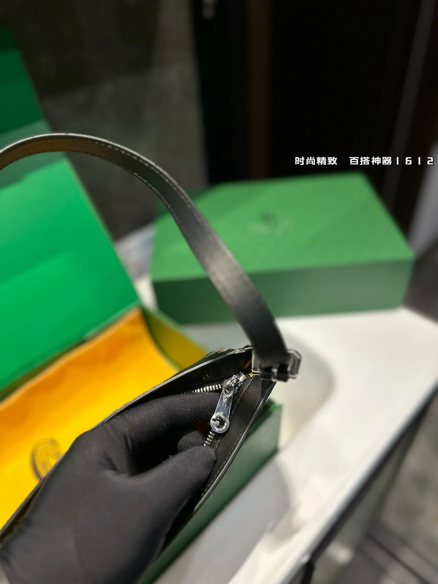 ❤️p185（礼盒包装）❤️ 拥有新包就拥有好心情！Goyard燕子包简单的穿搭永远不过时，舒服随性耐看！搭配一只棕色 goyard，点亮一下整体造型，秋冬配棕色实在太好看了！入手最近新出的goyard 燕子包，实物太美丽了！容量也十分乐观，可装下兩伞钱包粉饼口红等，肩带可调节，背法多样，可单肩可斜背可腋下！果然是一只实用又时髦百搭的包！！！尺寸23 16cm