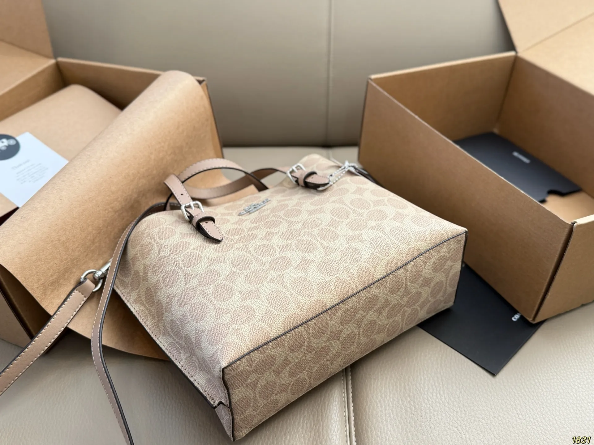 &yen;170飞机盒 Coach 蔻驰托特包购物袋🛍️ 沈梦辰小姐姐身上背的今年 coach的新款 复古设计 简洁大方 特别有质感 官网预售中 随性好背 爱了爱了～ 尺寸25 20