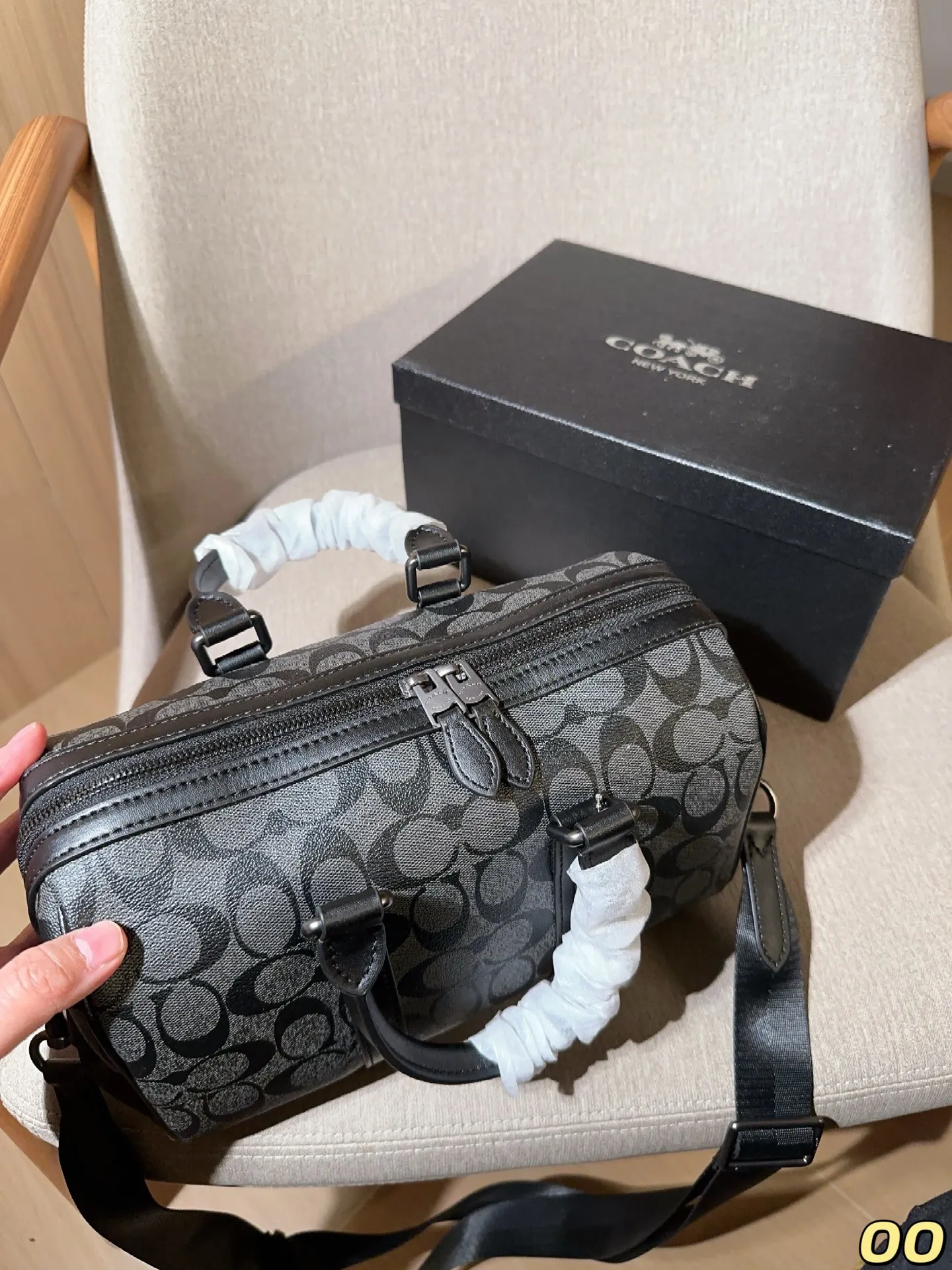 💰165 COACH 蔻驰 Gotham24 系列 手提斜挎包 Duffle波士顿圆桶包 单肩斜挎包 经典Logo搭配原厂工艺材质 采用精湛镶嵌细工,实物拍摄 尺寸28×19×15 礼盒包装🎁