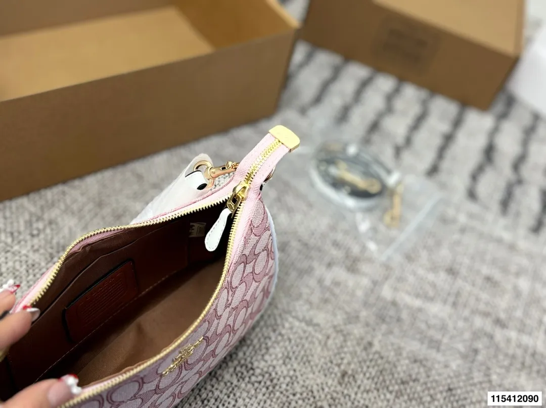 p120 礼盒包装🎁 COACH蔻驰 奥莱24新KLEO月牙豌豆单肩腋下包Coach🍉新款 蔻驰原单麻将包 ykk原单五金搭配精致面料 做工完美百搭神器 尺寸：24.13