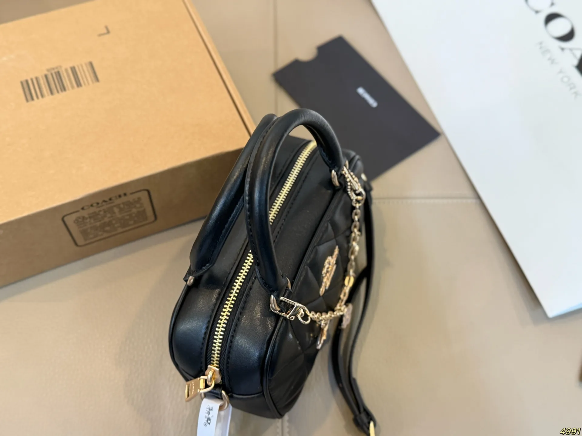 ¥145飞机盒 蔻驰COACH 保龄球包 手提包 手提单肩斜挎皆可 简直无法拒绝 超显气质 高级感十足 集美必入款 尺寸20 12