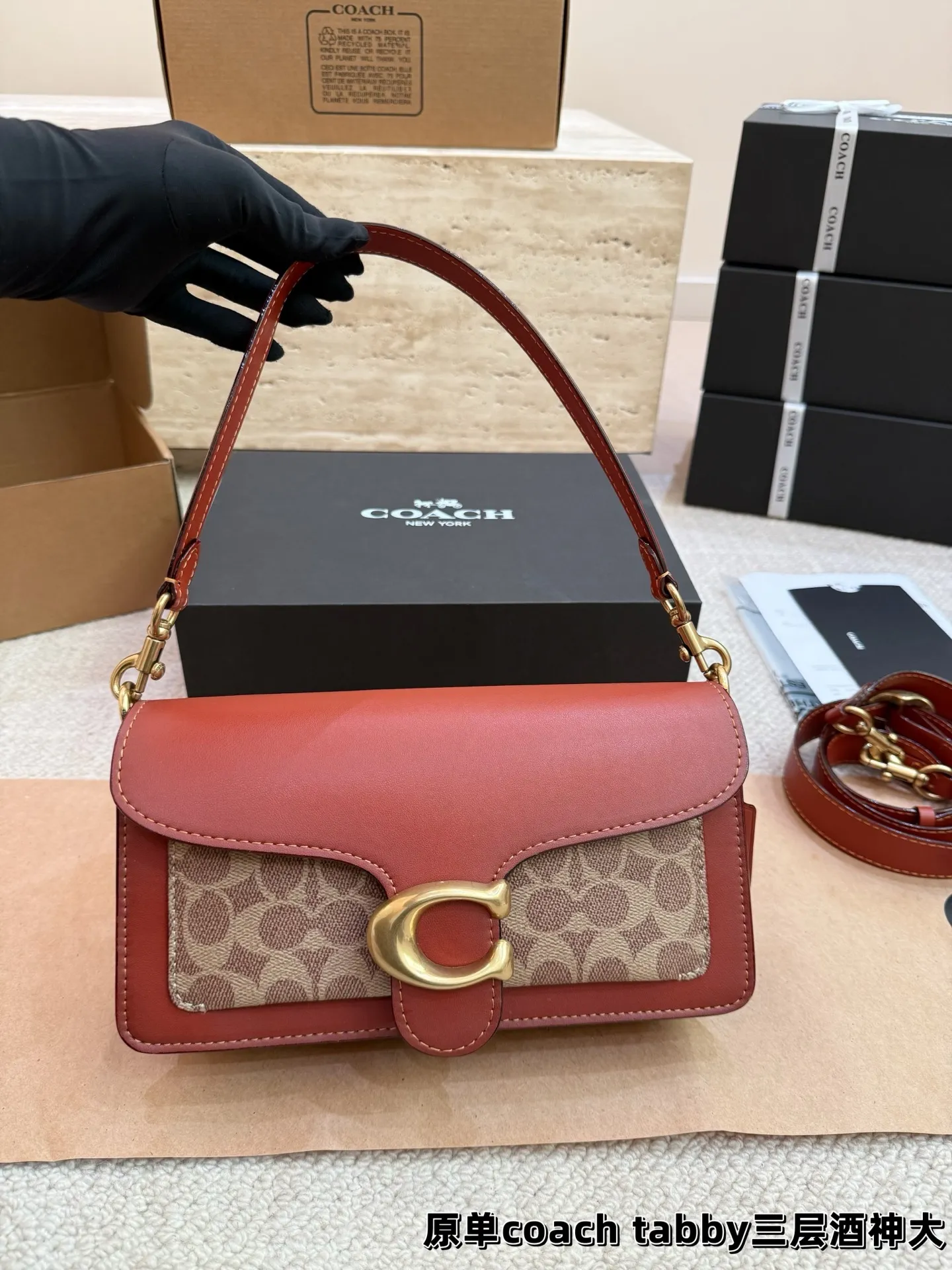 顶级原单P195 P190 新coach Tabby 三层酒神包 Coach 家酒神包Tabby手提包单肩斜挎包。让小姐姐第一眼看到就会爱上它。被誉为平价版小酒神包的蔻驰Tabby，复古又百搭，很受欢迎啊。五金扣厚实，整体精致小巧，还特别能装。每个包配一长一短两天可卸肩带，内部结构分层合理，中间一个带拉链的隔层小袋，把包分成三格，简直完美尺寸：26cm 20cm。这个尺寸觉得刚刚好合适，手提单肩斜挎都没有问题的！⚠️礼盒包装