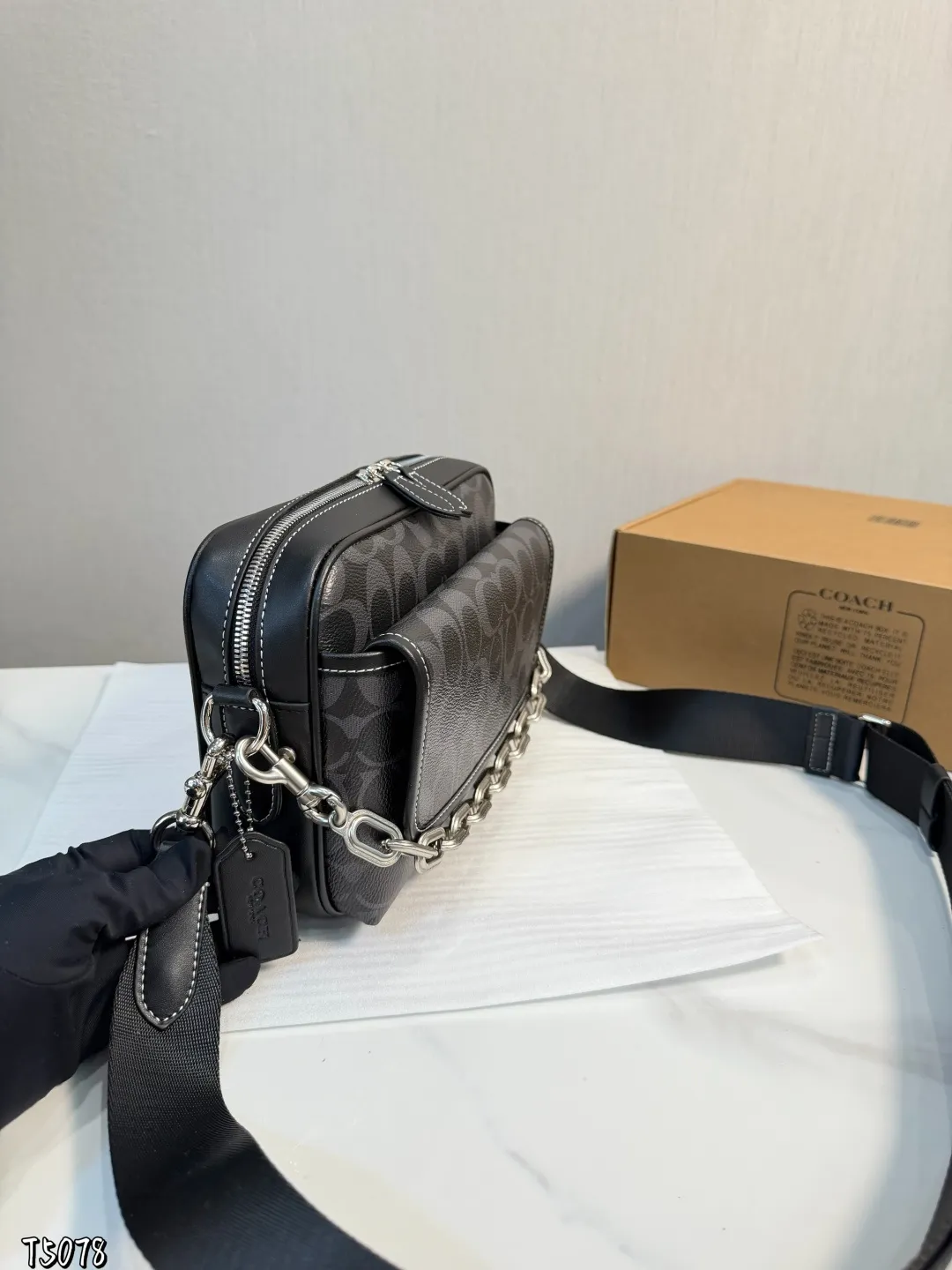 ❤️p165(礼盒包装)❤️ C家 新品黑色 男生都会喜欢的相机包! 款式对于男生来说真的太友好了又能装又百搭 搜索🔍蔻驰 coach 男包尺寸:24*6*18