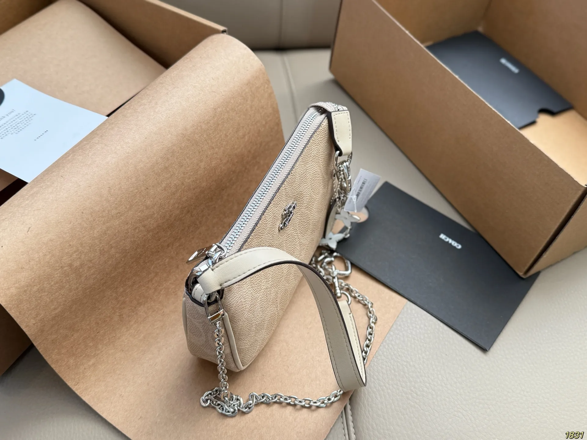 &yen;120飞机盒 蔻驰COACH腋下麻将包 颜色搭配很有复古的感觉 高级又不失优雅 超有氛围感 通勤 休闲 约会通通可搭 尺寸19 12