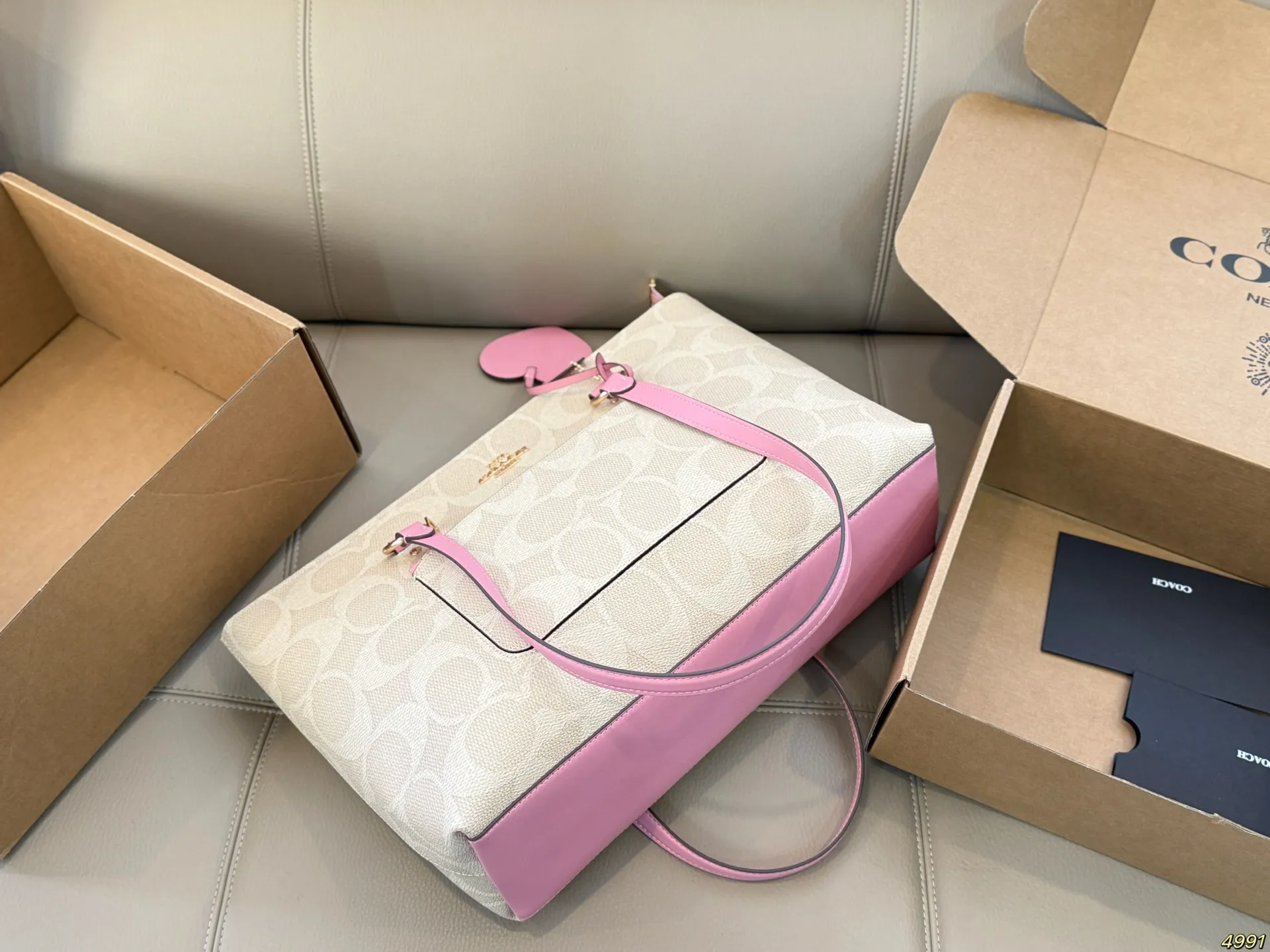 ¥185 蔻驰COACH托特包水桶包 心动一亿遍! 百搭 而且不挑身型 轻松搭出高级感 ! 身边闺蜜人手一个 尺寸37 27