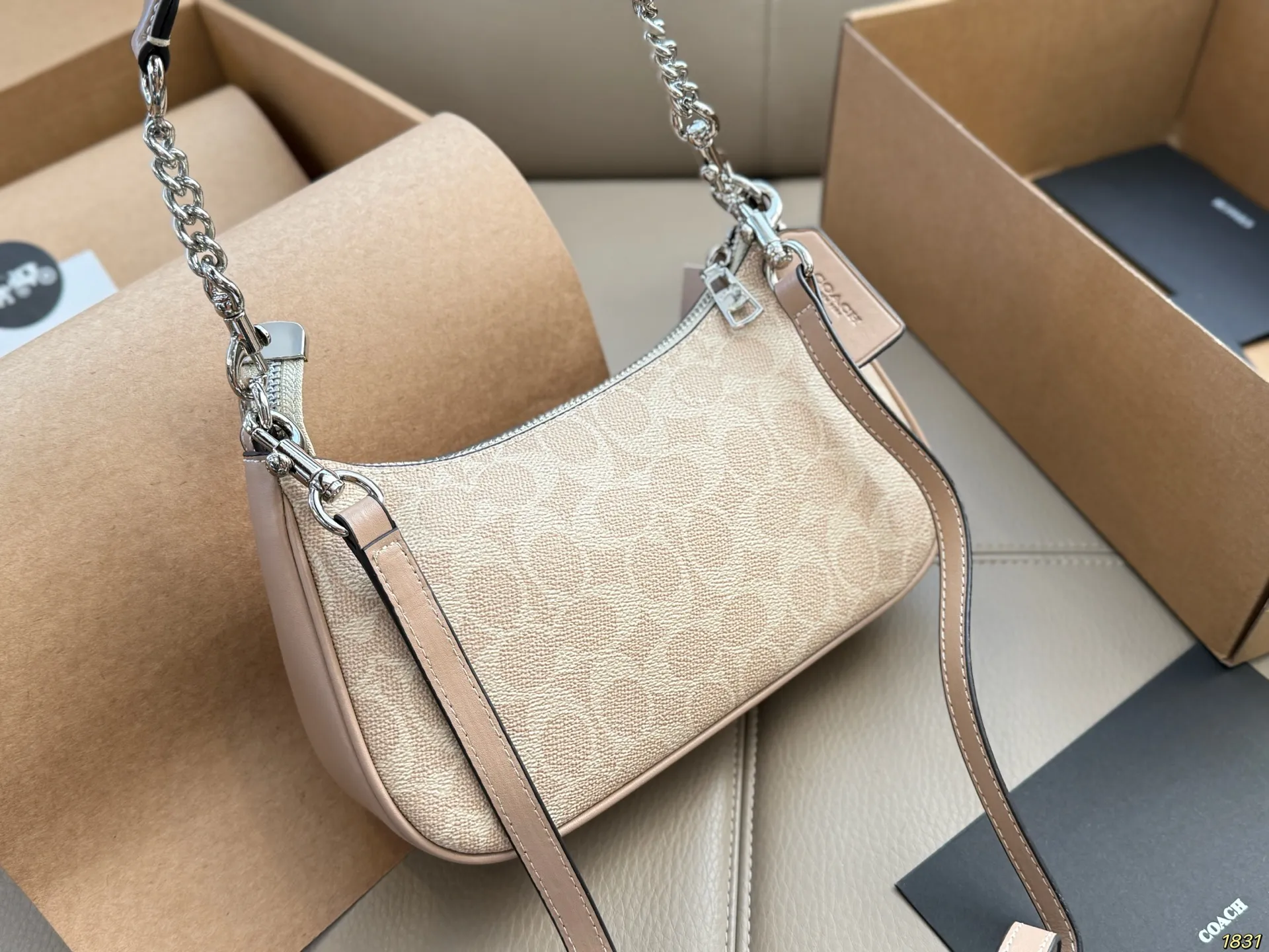 &yen;130飞机盒 蔻驰COACH腋下麻将包 配长肩带 单肩斜挎皆可 颜色搭配很有复古的感觉 高级又不失优雅 超有氛围感 通勤 休闲 约会通通可搭 尺寸23 12