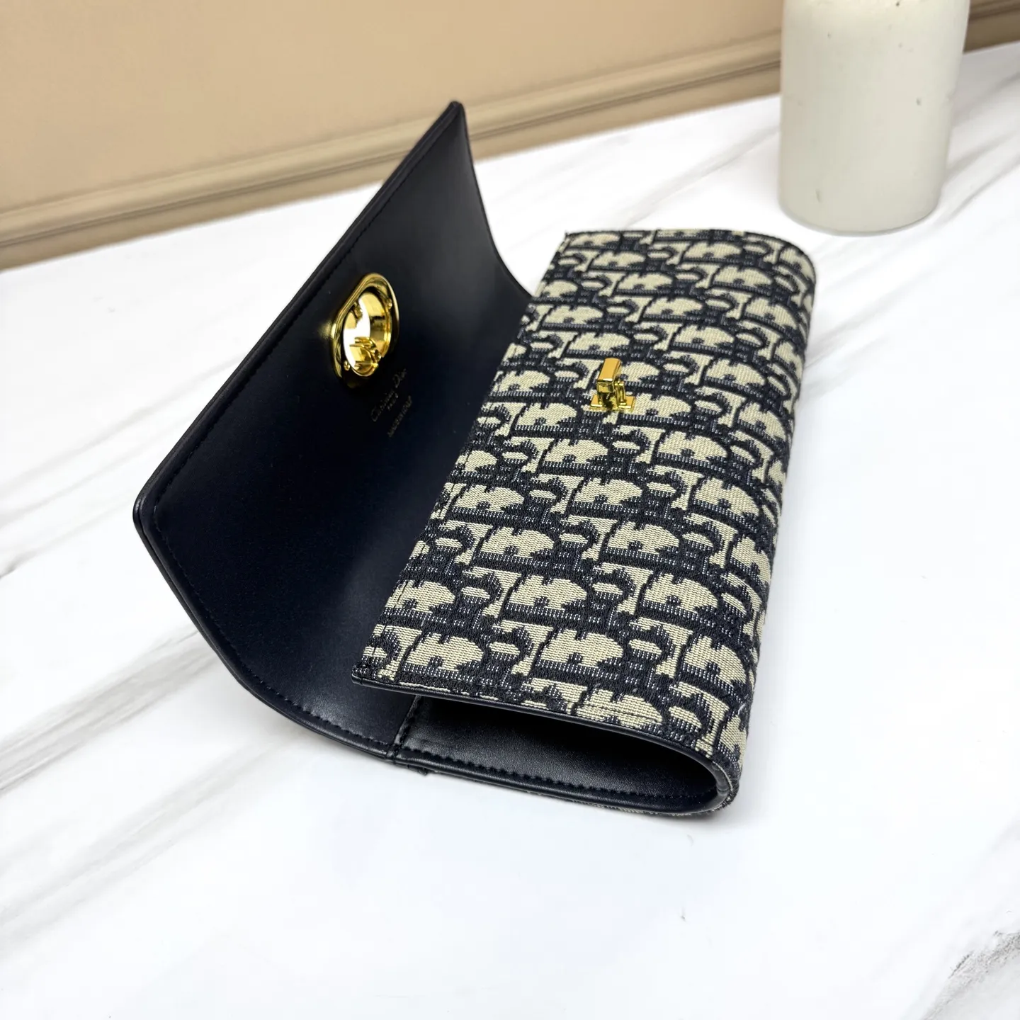 💰205包邮‼️ CE 秋冬系列新品TEEN LOLA 登场 ✅奶昔好物推荐 📖 凯旋门家族又一封神作、黑金handle case 上线🈺 斜跨肩带🉑️延长至57cm,手柄设计拎起来非常千金感✴️ 恰到好处的精致感,小巧又实用,堪称造型王者 秋冬衣櫉必备 尺寸:22*11*5cm