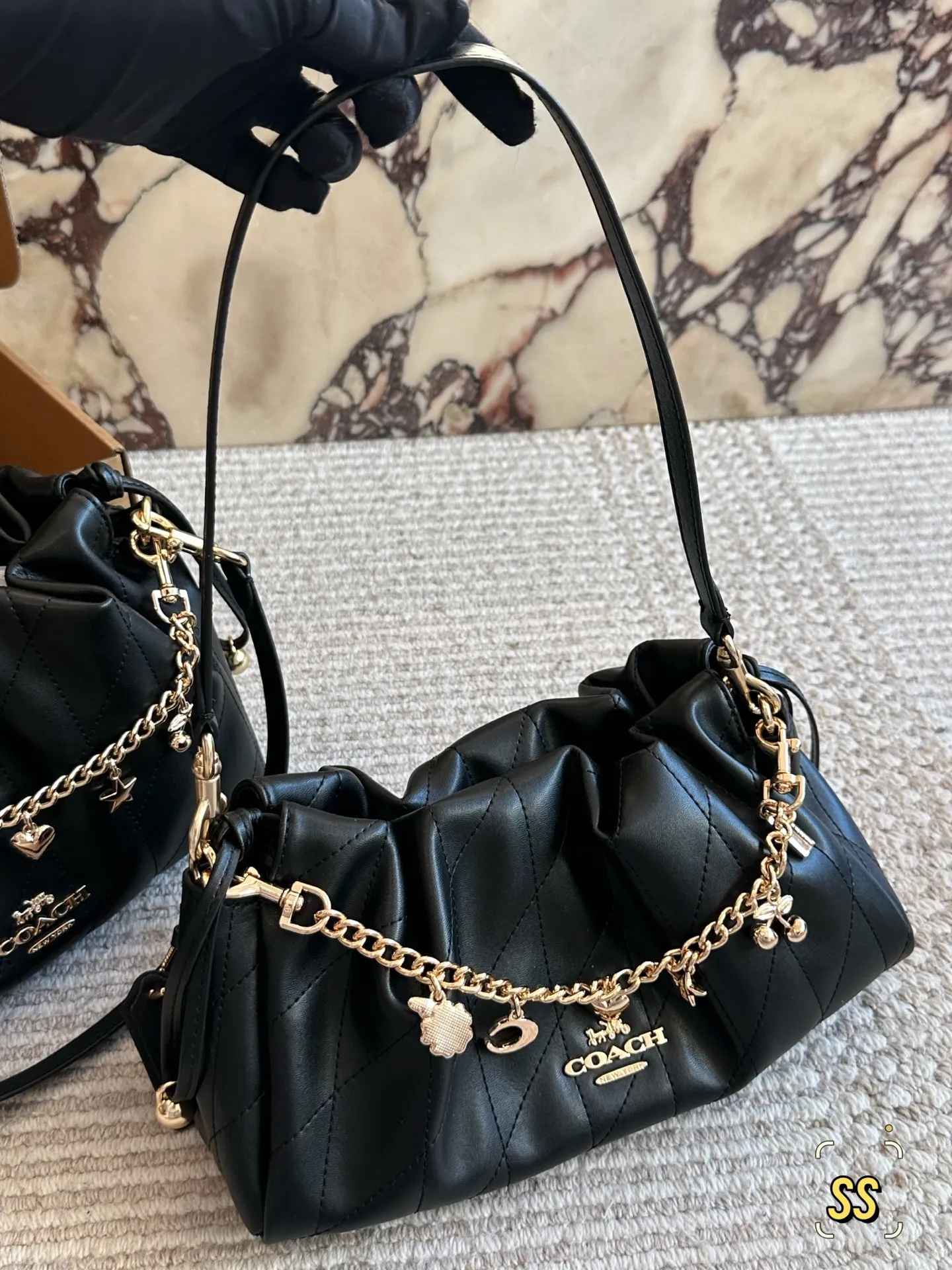 横版💰155、竖版💰160 圣诞礼物🎁云朵包软糯羊皮绗缝太戳心💘 姐妹们!Coach这次的新款Faye云朵包真的绝了!一上手就忍不住来分享✨ 迷你尺寸也太可爱了吧!比想象中能装多了~手机口红粉饼通通塞进去还有空间,日常出街完全够用。最惊艳的是全羊皮材质,摸起来像云朵一样软fufu的~手感绝绝子! 高级感满满的绗缝工艺让整个包立体感up⬆️,光线下一照还有细腻的光泽。链条可以调节长短,单肩斜挎都好看,冬天配大衣简直气质爆棚! 奶油白温柔到不行,同款还有黑色/焦糖色也超百搭。重点是不会像小羊皮那么娇气,耐磨度意外能打!横版23*18/竖版28*16