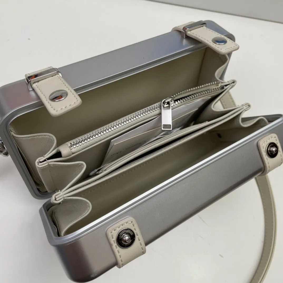 💰230包邮‼️DIOᖇ🎉🎉 (配全套包装) RIMOWA 联名限定款小行李箱子包来啦!自从Rimowα被巨头收购,感觉档次又提高了一个度,尤其是实物小盒子采用了RIMOWA标志性的磨砂质感的铝制凹槽设计 搭配oblique图案。实物细节设计更高级得没话说,尤其是外壳!有三个隔层,一个拉链零钱袋,还有6个卡位,可以放大手机,看起来不大容量却很足呀,斜挎和手拿都很OK~ 联名款的包设计风格很独特,男生背超级带感,女生背也很帅! A926# 13.5x20x6.5cm