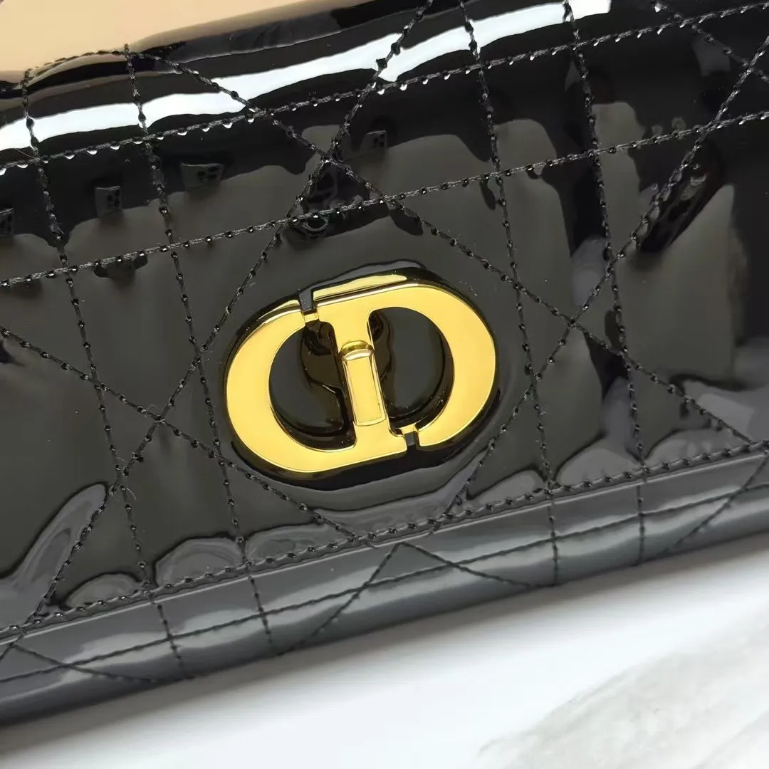 💰205包邮‼️ CE 秋冬系列新品TEEN LOLA 登场 ✅奶昔好物推荐 📖 凯旋门家族又一封神作、黑金handle case 上线🈺 斜跨肩带🉑️延长至57cm，手柄设计拎起来非常千金感✴️ 恰到好处的精致感，小巧又实用，堪称造型王者 秋冬衣櫉必备 尺寸：22*11*5cm