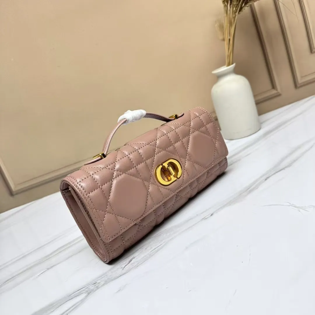 💰205包邮‼️ CE 秋冬系列新品TEEN LOLA 登场 ✅奶昔好物推荐 📖 凯旋门家族又一封神作、黑金handle case 上线🈺 斜跨肩带🉑️延长至57cm，手柄设计拎起来非常千金感✴️ 恰到好处的精致感，小巧又实用，堪称造型王者 秋冬衣櫉必备 尺寸：22*11*5cm