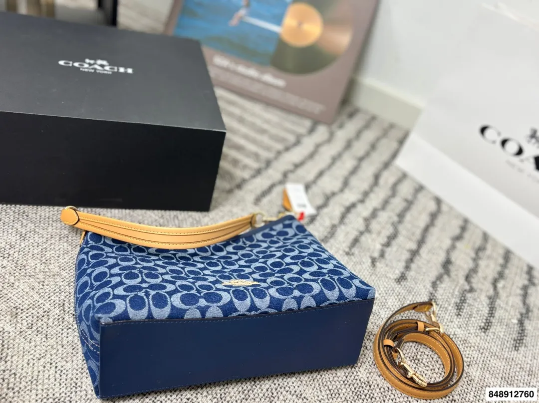 p190 配礼盒 蔻驰 新款laurel流浪包真的绝美 随性慵懒轻松拿捏 一长一短两条肩带 单肩斜挎手提腋下背 都可以随意百搭 内部有带拉链的侧兜可以用来放重要物品! 尺寸:30*25