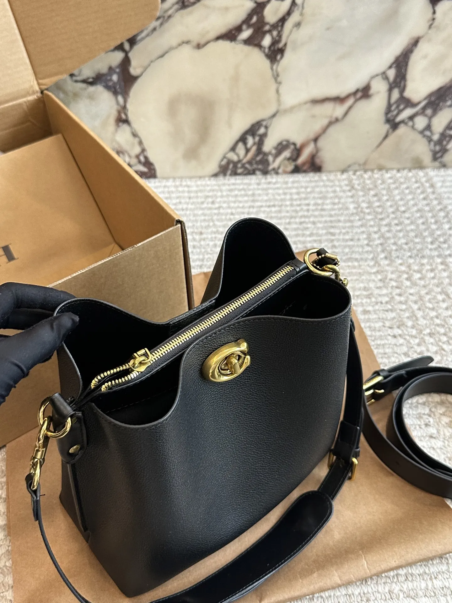 p170 蔻驰Coach|经 典耐看的比入款水桶包 @Coach蔻驰Willow Bucket水桶包 蔻驰入门款,经典耐看 搭配通勤,休闲搭配,精致裙装 容量可收纳小防晒伞,补妆用品 充电宝,车钥匙。,手机圃 米白色包包搭配奶茶色肩带简约不失搭配层次感的经典款23×22