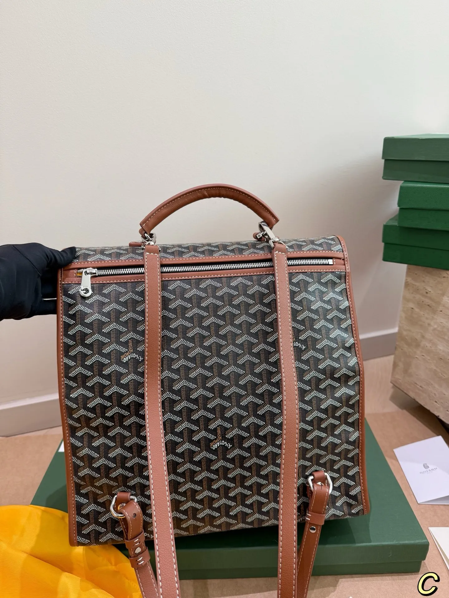 P200 配礼盒🎁 size：33*37cm Goyard 戈雅 双肩包 复古又减龄 容量真的超级大!! 装下笔记本妥妥滴! 男女通用！真的超级划算！