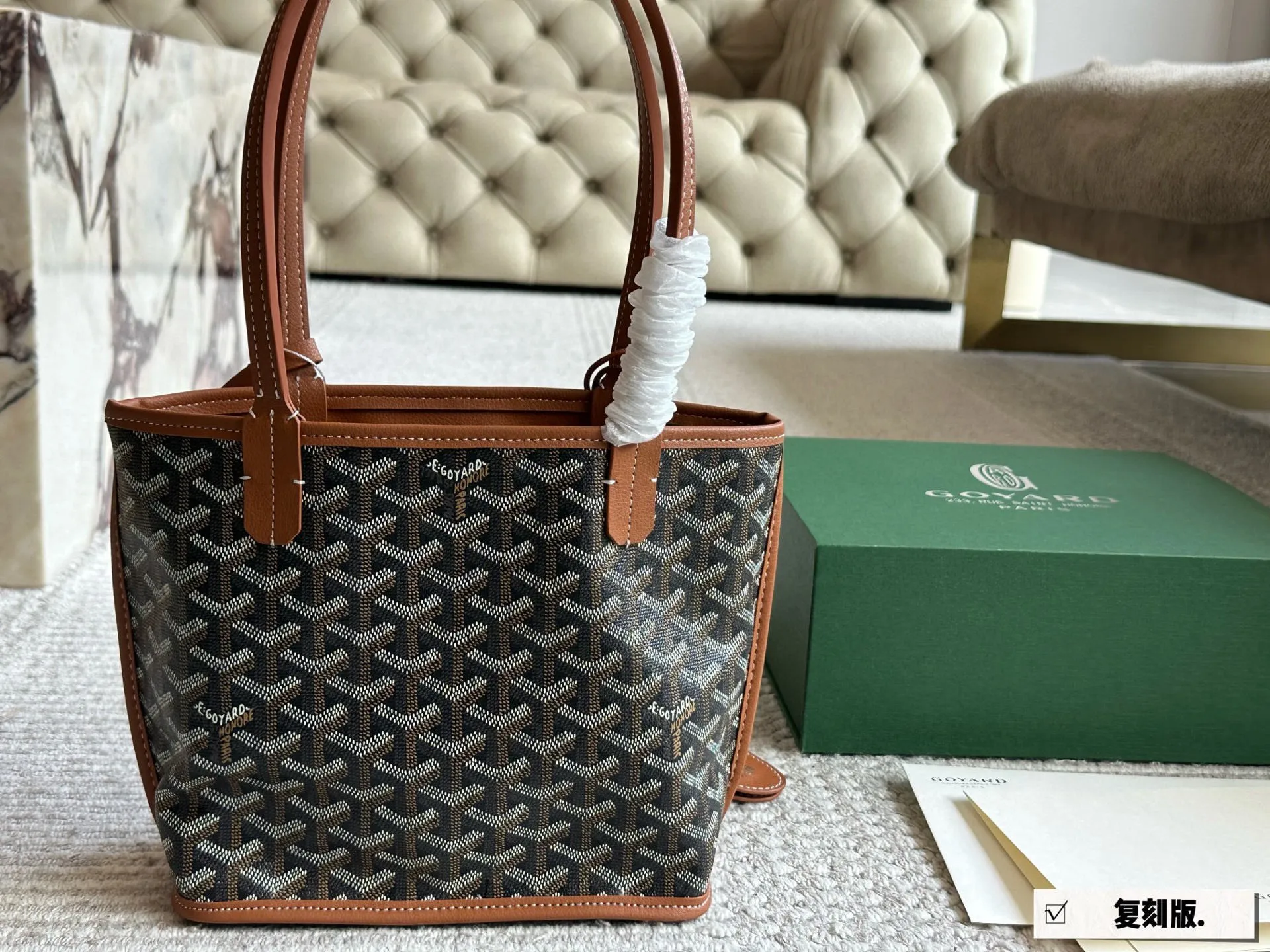 复刻版 💰155 配盒 size:20*19cm 戈雅购物袋🛍️ 属于这个季节的迷你购物袋 完美1:1定制 Goyard狗牙红色限定 实物真的很有质感, 新年本命包!