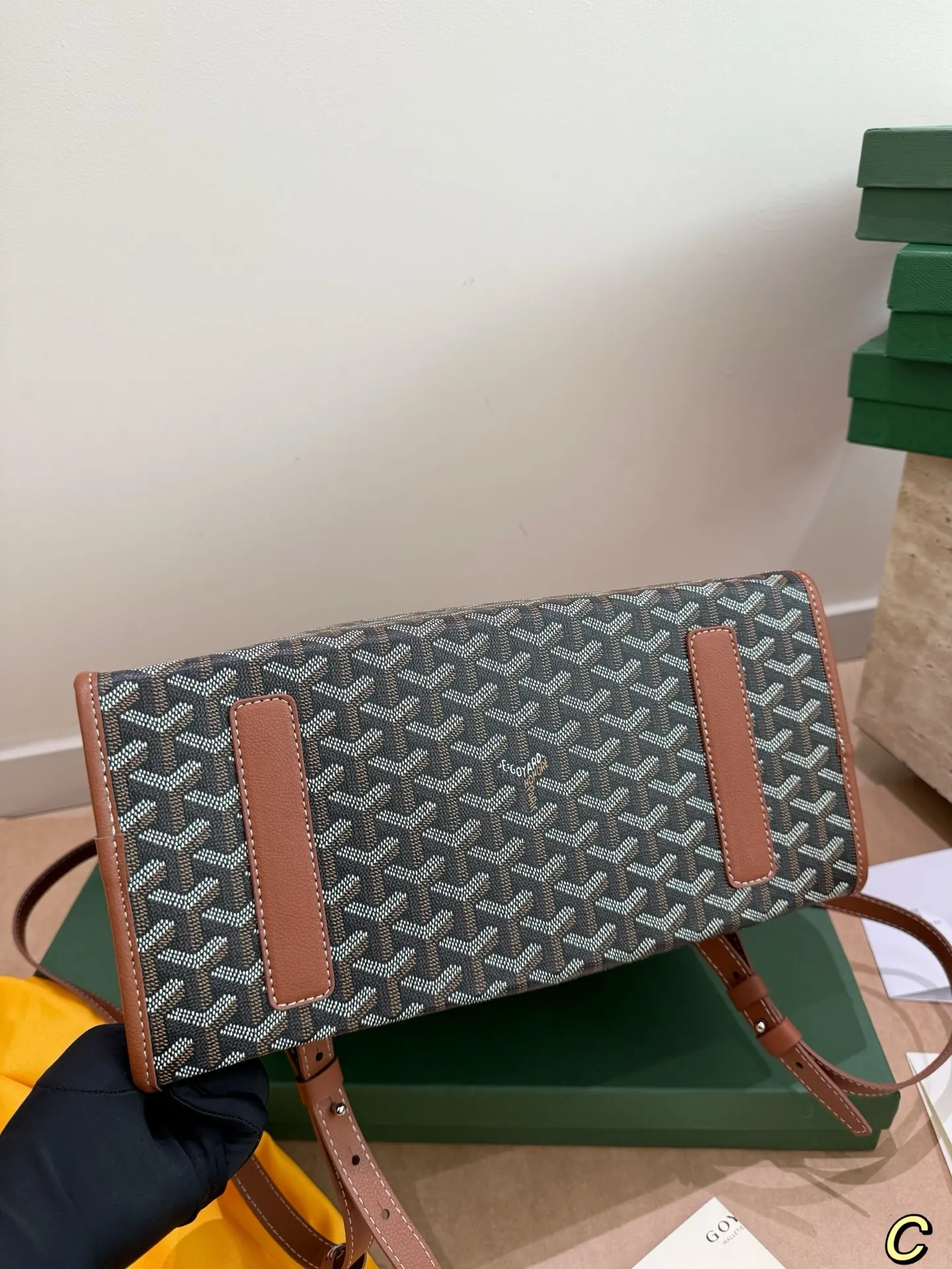 P200 配礼盒🎁 size：33*37cm Goyard 戈雅 双肩包 复古又减龄 容量真的超级大!! 装下笔记本妥妥滴! 男女通用！真的超级划算！