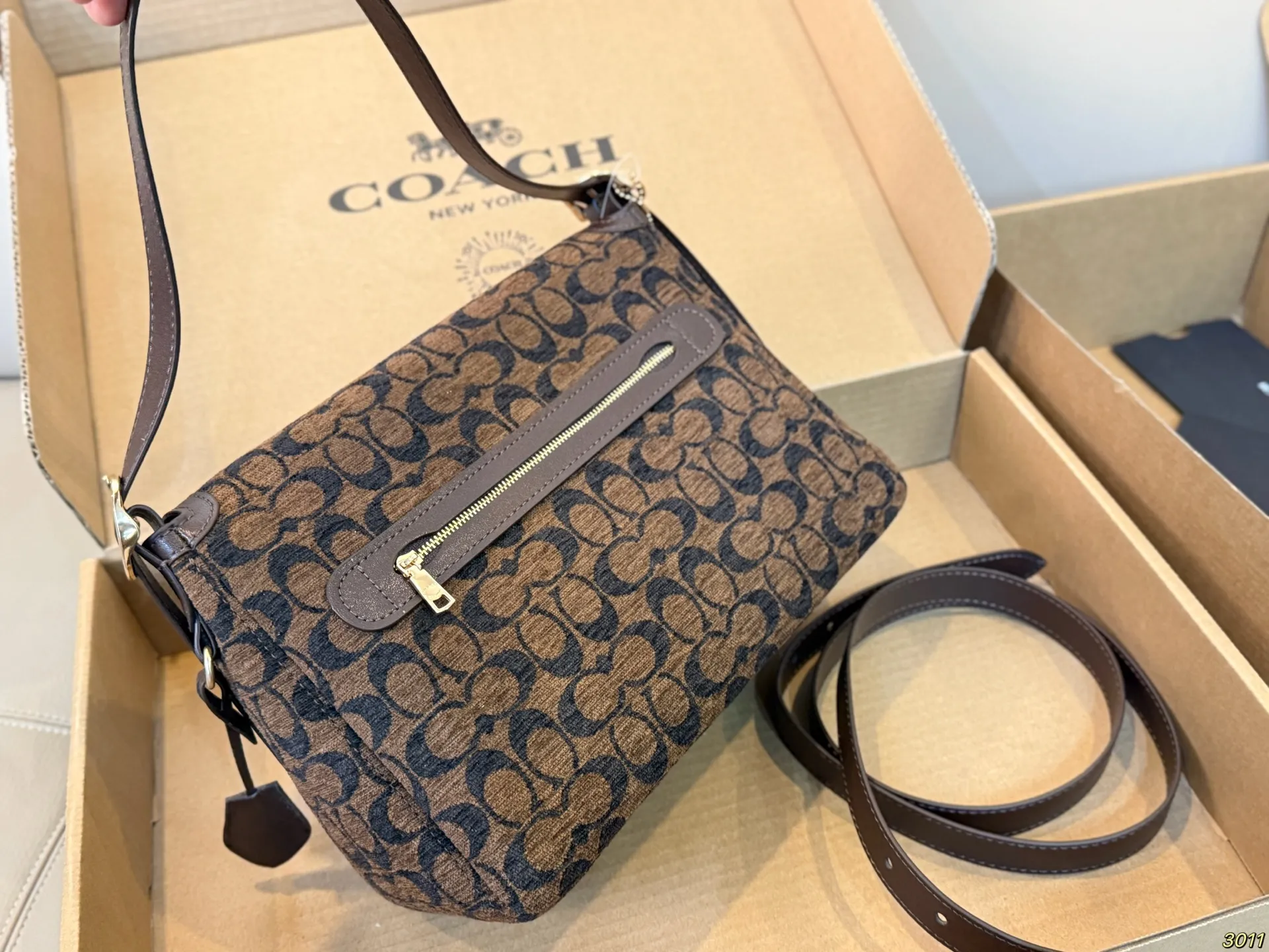 ¥165/¥155飞机盒 Coach 蔻驰 Etta雪尼尔翻盖包 采用柔软雪尼尔材质,触感细腻,秋冬氛围感满满十。经典老花图案,棕色底+黑色C印花,复古又时髦。暗扣翻盖+织物村里,肩带可调节,单肩或斜挎都OK!轻盈自重,通勤日常都超适合,复古风+实用性,秋冬穿搭必备,尺寸28 20/25 13