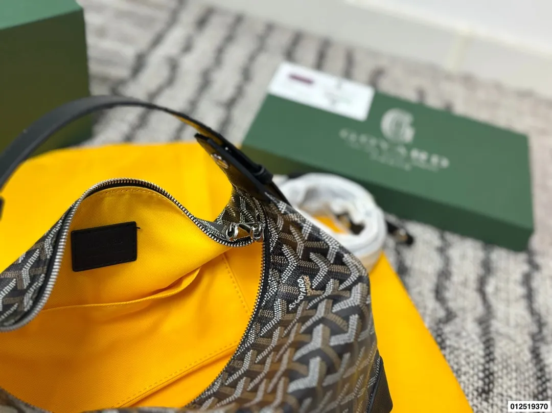 P150 配礼盒 Goyard NBA球星最爱的手拿包!洗漱包 #goyard 戈雅狗牙包 原单品质 不是定型的有多种使用方式 尺寸23 13 货号555698