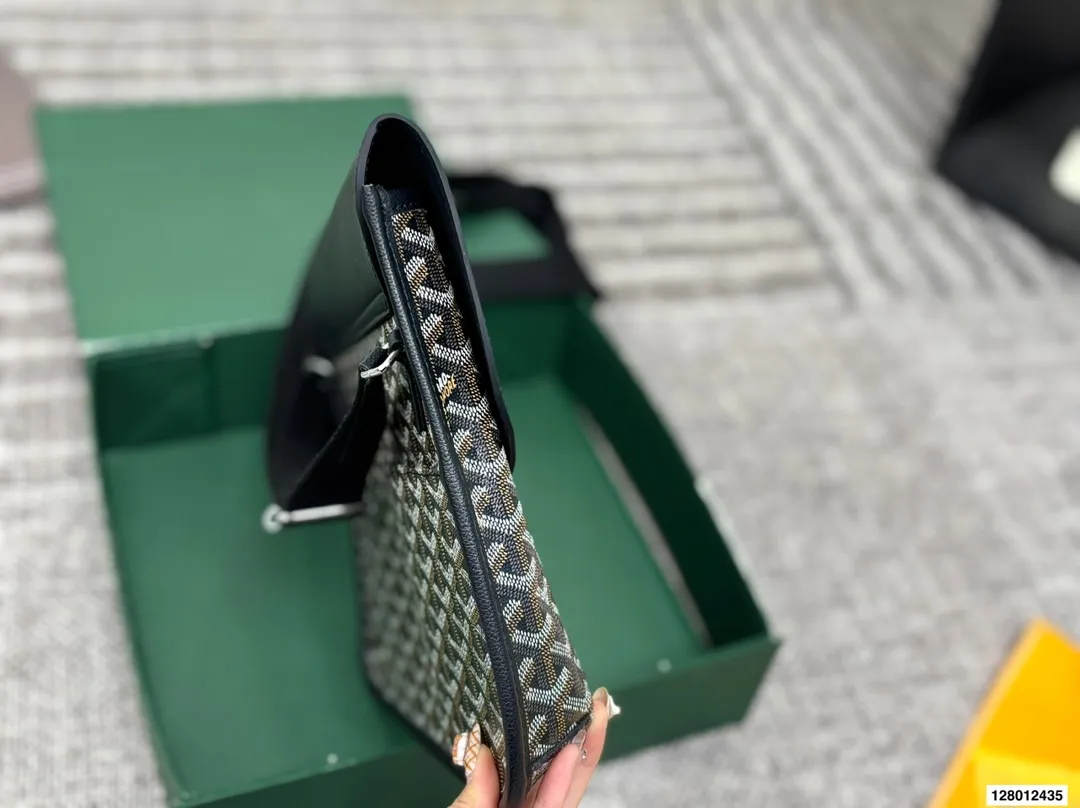 P165 配折叠盒子 戈雅邮差包 作为一个女生，每次出的男包都好看到我想拥有!它是一只扁身邮差哦，包包肩带的扣子是在包身背面的所以斜挎起来时更贴合身体骑行爬山背它也完全OK真的一点都不累赘 尺寸：32 26 货号440