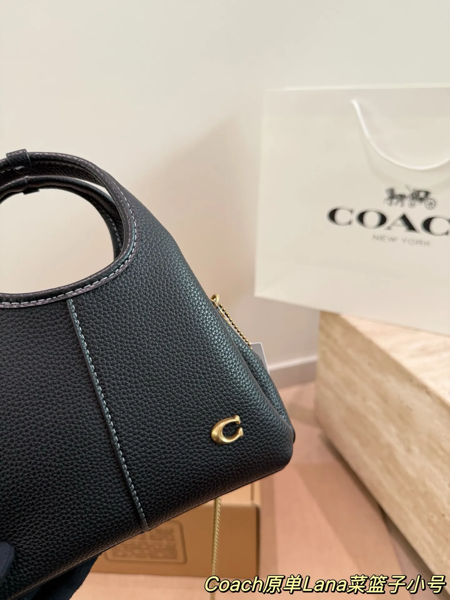 P165 COACH LANA 23号单肩包 👜COACH LANA 23号单肩包,荔枝纹头层牛皮,手感柔软耐用,浅灰调超百搭,通勤休闲都能轻松驾驭✨。小巧尺寸,手提斜挎随心切换,内部隔层方便收纳手机、钥匙、口红等日常小物。金色C字Logo点缀,低调又有辨识度,简约优雅风格,秋冬大衣、针织衫都能轻松搭配,实用又时髦! 尺寸16cm