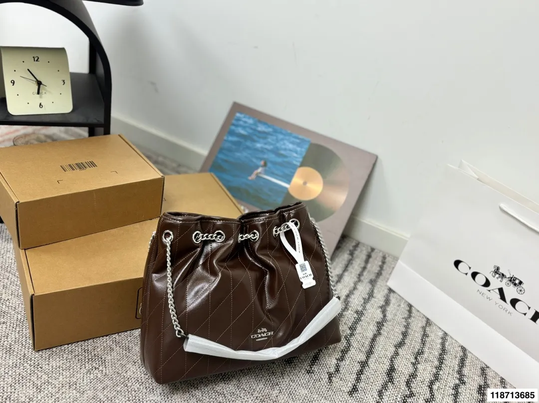 p185配礼盒 蔻驰Coach新款腋下包 流浪包麂皮质感太好啦 颜色搭配很有复古的感觉 高级又不失优雅 超有氛围感 通勤 休闲 约会通通可搭 尺寸34.26