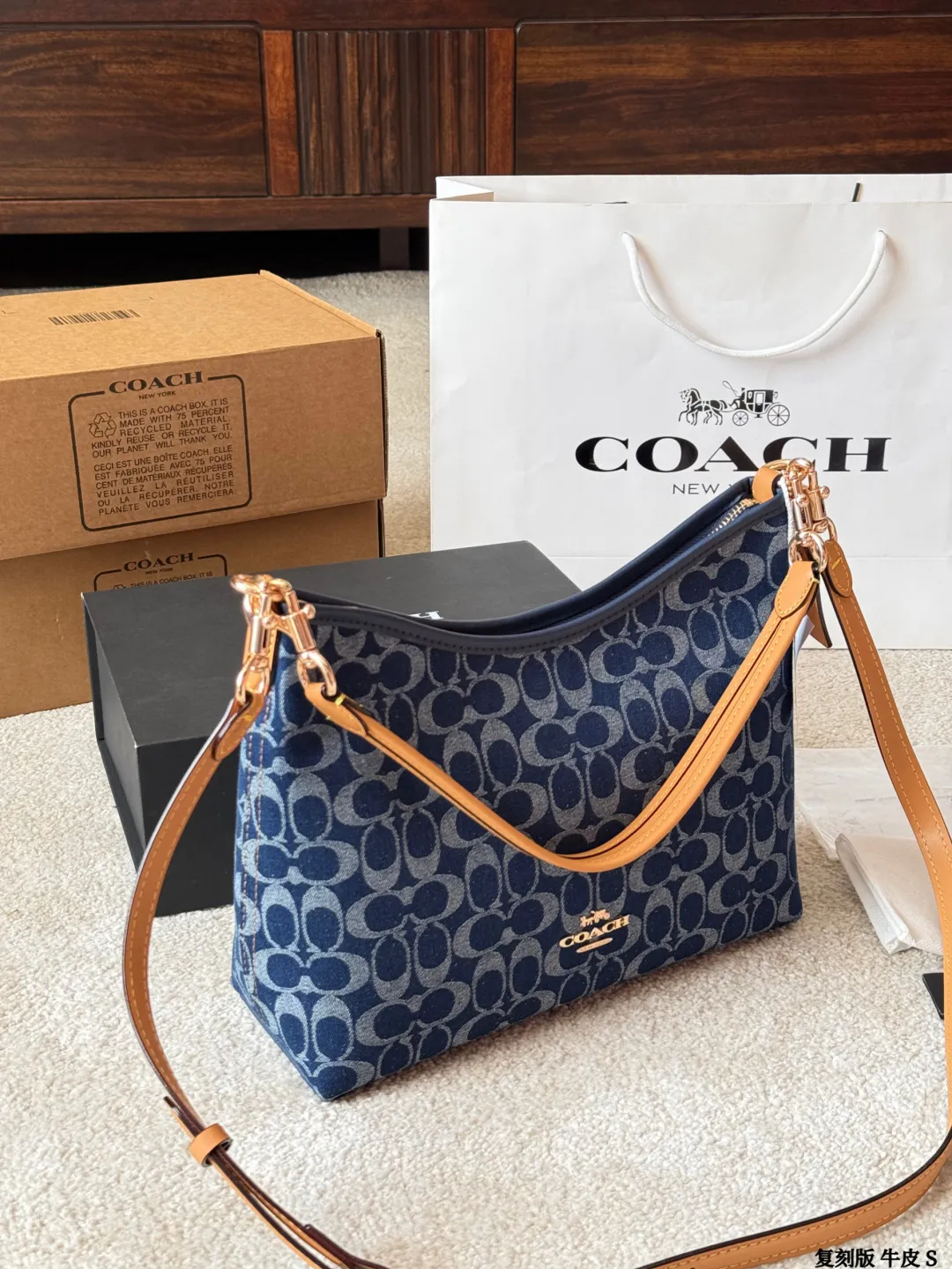 升级版 牛皮 p195 COACH 新品!Laurel 流浪包 蔻驰经典的月亮包,比腋下包容量要大一点 尺寸25cm