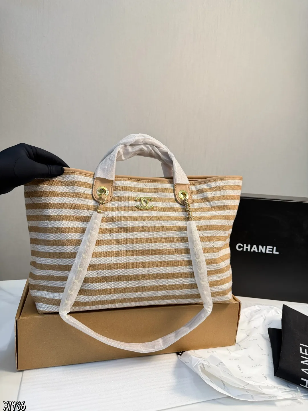 ❤️P190P180❤️ 香奈儿Chanel 沙滩腋下包 春夏新款 简约休闲的设计也深受大众喜爱 容量大轻便又时髦 非常适合日常使用 出差旅游 带娃出门 都可以轻松搭配凹造型 材质也是非常耐用的那种 可以用到天荒地老⚠️尺寸42*30 ⚠️尺寸38*27