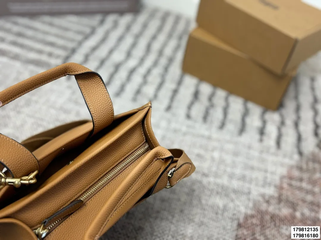 p135 p130配礼盒 size：26.19/20.14 COACH 蔻驰 Cargo tote 单宁牛仔托特包 千呼万唤的牛仔系列终于来噜～ 对牛仔真的毫无抵抗力 自己搭配小挂件会更