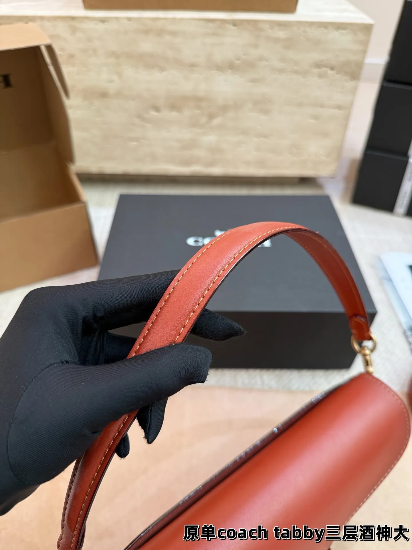 顶级原单P195 P190 新coach Tabby 三层酒神包 Coach 家酒神包Tabby手提包单肩斜挎包。让小姐姐第一眼看到就会爱上它。被誉为平价版小酒神包的蔻驰Tabby,复古又百搭,很受欢迎啊。五金扣厚实,整体精致小巧,还特别能装。每个包配一长一短两天可卸肩带,内部结构分层合理,中间一个带拉链的隔层小袋,把包分成三格,简直完美尺寸:26cm 20cm。这个尺寸觉得刚刚好合适,手提单肩斜挎都没有问题的!⚠️礼盒包装
