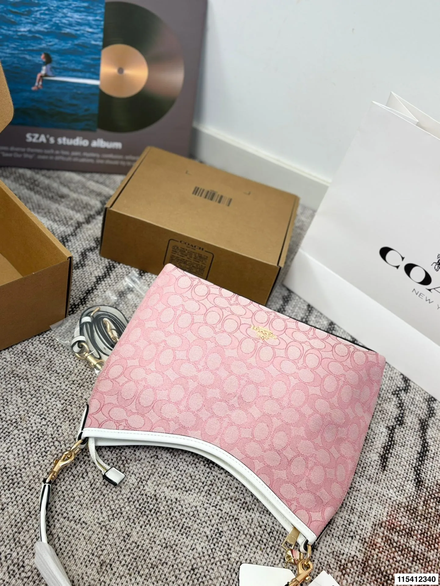 p150 配礼盒 蔻驰托特包,除了好看还是好看,托特包造型简单又好用关键是超好看,轻便,缤纷又结实。分分钟成为街上最具回头率的时尚单品!尺寸:29.21