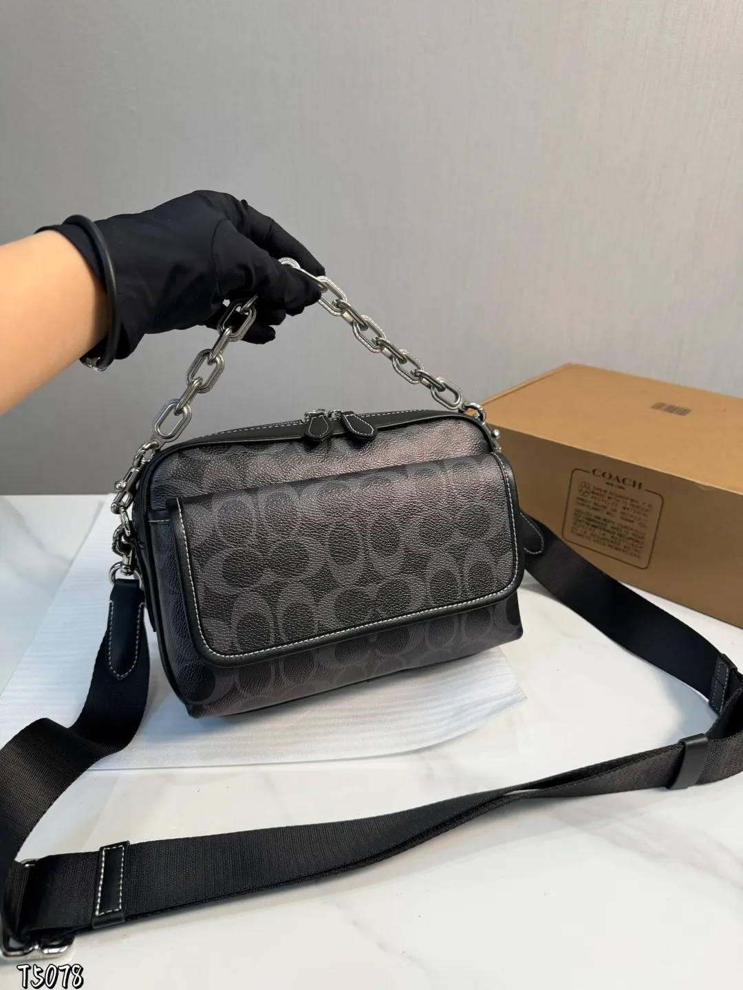 ❤️p165（礼盒包装）❤️ C家 新品黑色 男生都会喜欢的相机包！ 款式对于男生来说真的太友好了又能装又百搭 搜索🔍蔻驰 coach 男包尺寸：24*6*18
