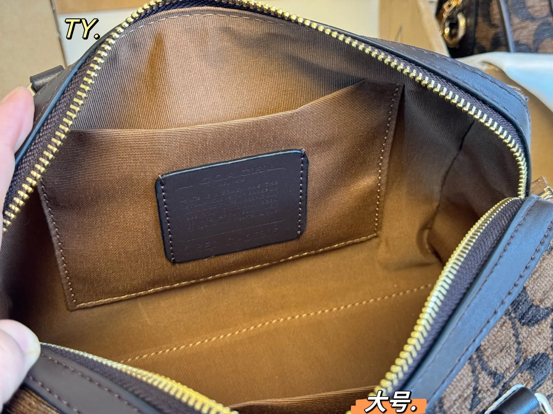 P175 大号(飞机盒➕挂件) size:25×16大号 COACH蔻驰雪尼尔Rowan波士顿枕头包❤️ 雪尼尔老花配色,更加精致可爱! 同时能满足手机和日常出门物品, 小小包身大大容量,非常实用~ 非常百搭,不轻易过时的款式❗️