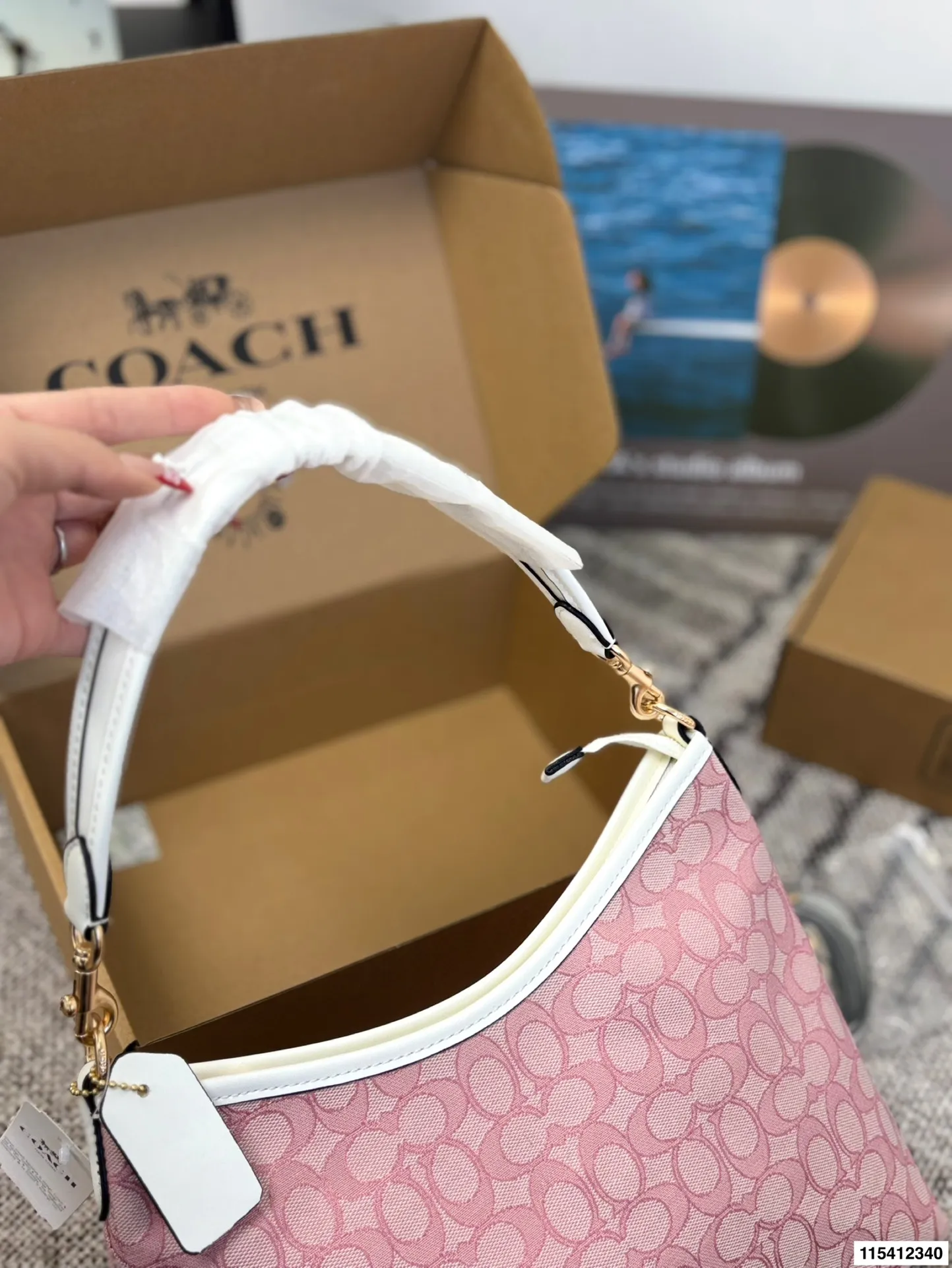 p150 配礼盒 蔻驰托特包,除了好看还是好看,托特包造型简单又好用关键是超好看,轻便,缤纷又结实。分分钟成为街上最具回头率的时尚单品!尺寸:29.21