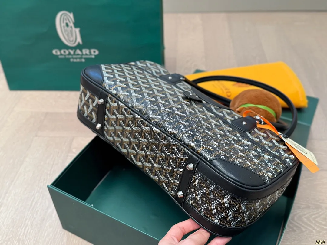 ¥180折叠盒 Goyard 戈雅新款腋下包 保龄球包轻奢百搭,时髦百搭✔️ 容量超大☑️ 超级实用~ 谁用谁爱的戈雅通勤潮酷两不误‼️ 尺寸34 17
