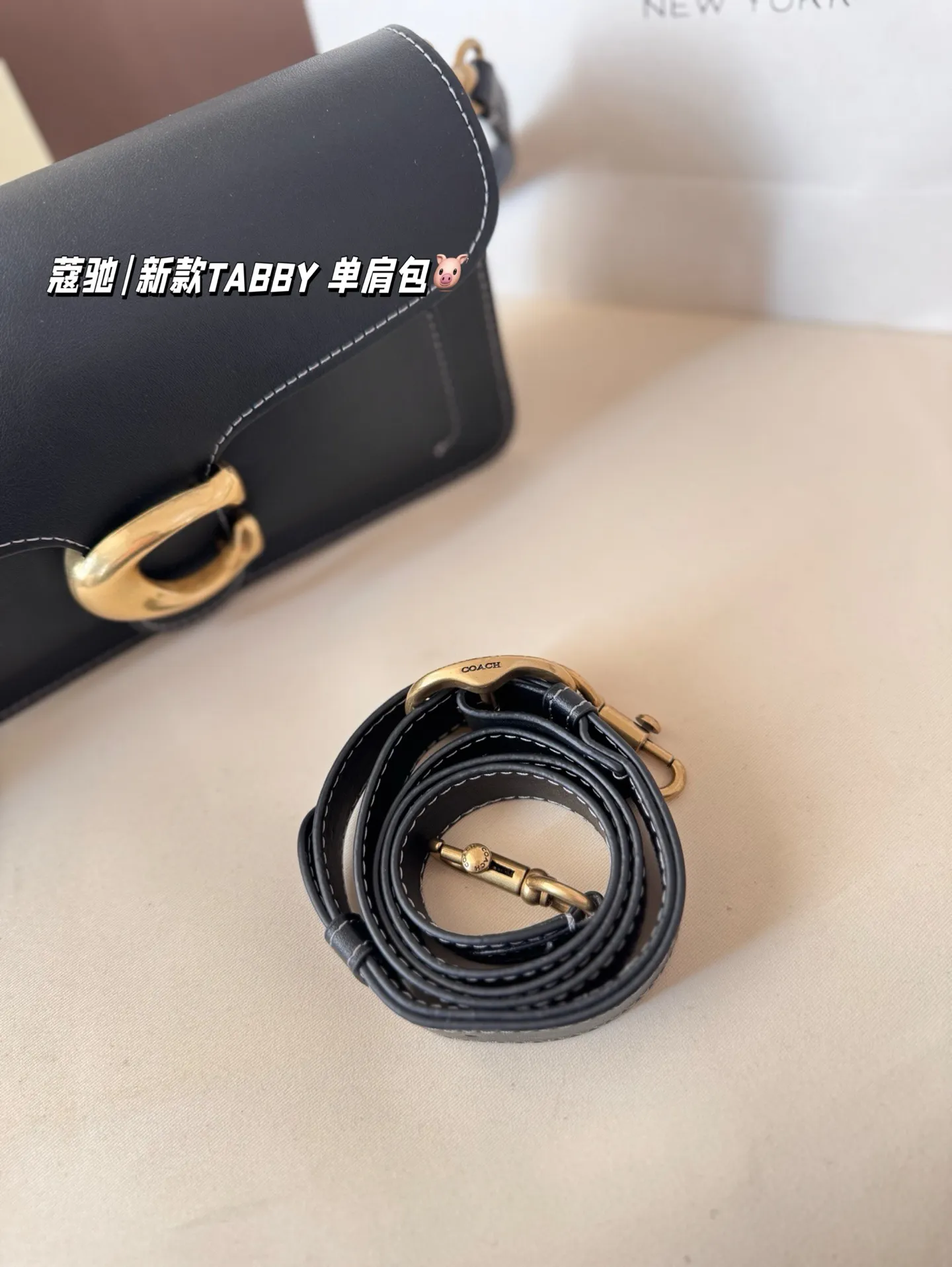 P195 配折叠盒 新罗蔻驰|新款TABBY 单肩包 本季的 Tabby 包 真的绝了！ 触感柔软到上头～ 采用 Natural Grain 自然纹路皮革， 皮质更薄、更软，垂坠感特别自然， 背起来就是那种很松弛又很酷的 随性氛围感，真的太飒了！ 这次推出的全新配色也超级适合秋冬， 低调高级、耐看又显气质。 属于那种越看越上头的颜色！🍂✨ 尺寸26*14