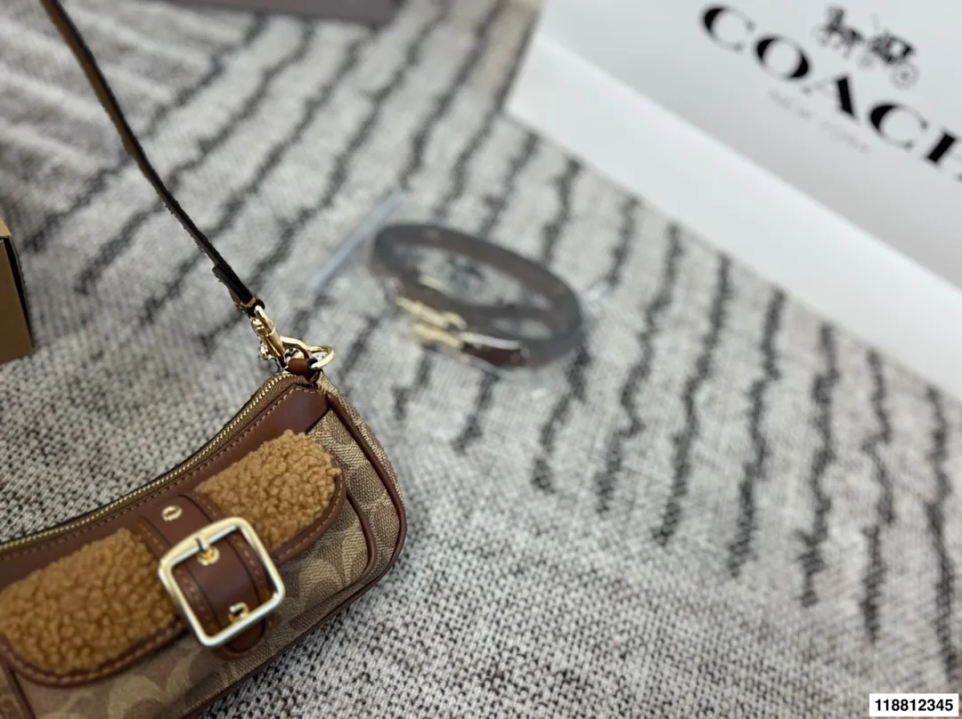 p155 尺寸20&times;10飞机盒 COACH蔻驰Ashton迷你 日常出街超适合。 秋冬搭配大衣毛衣超有氛围感。 还能装口红，钥匙等小物，实用又时髦