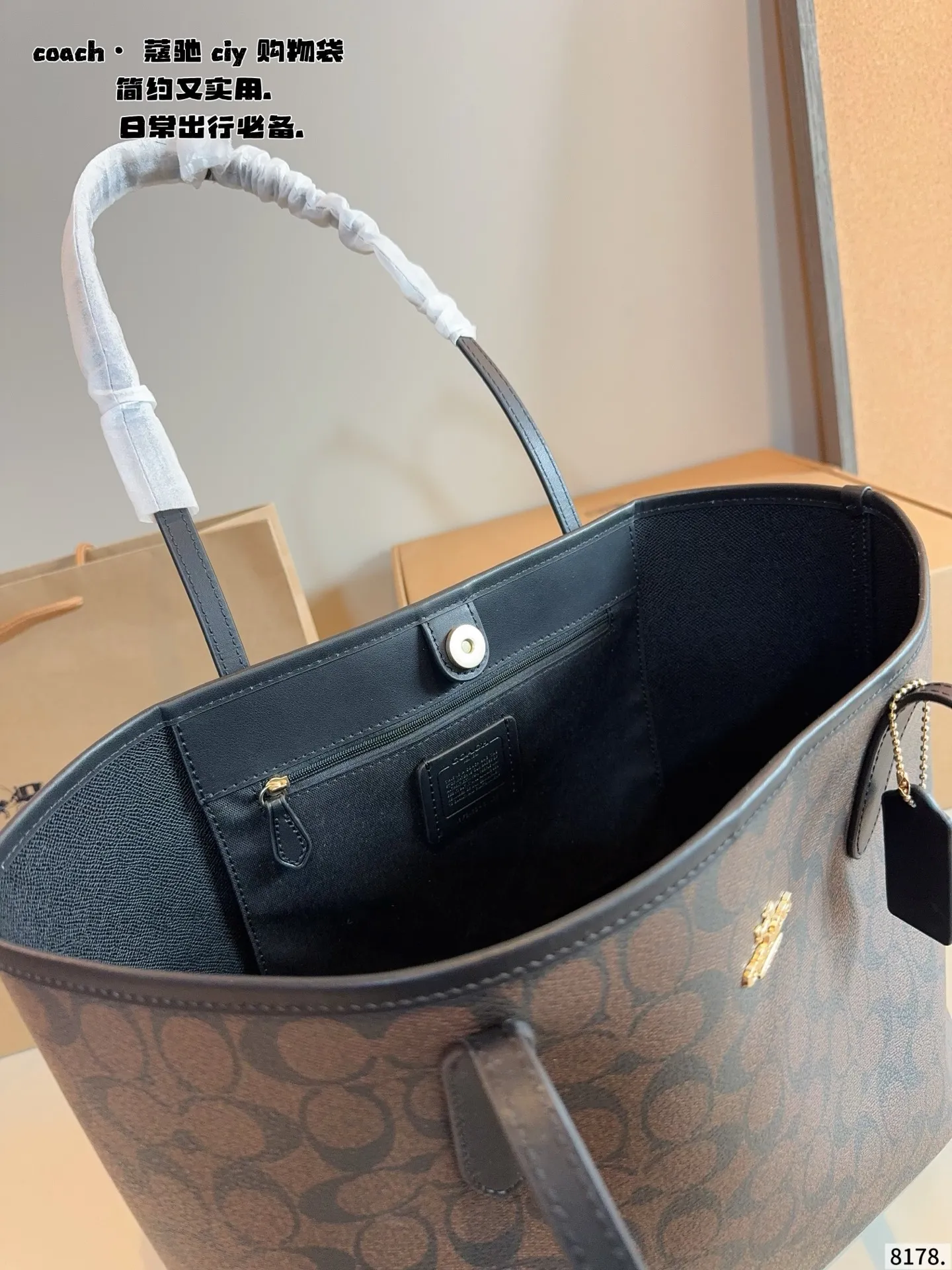 p165.配礼盒🎁. 蔻驰COACH 托特包 购物袋 逛街真的无敌实用好嘛 简单百搭 颜值高 日常出街首选 潮酷时尚女孩必入款尺寸:32*16*30.cm