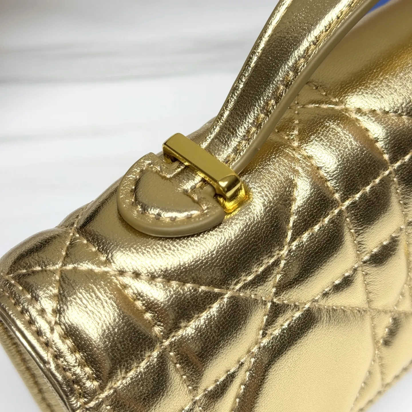 💰205包邮‼️ CE 秋冬系列新品TEEN LOLA 登场 ✅奶昔好物推荐 📖 凯旋门家族又一封神作、黑金handle case 上线🈺 斜跨肩带🉑️延长至57cm,手柄设计拎起来非常千金感✴️ 恰到好处的精致感,小巧又实用,堪称造型王者 秋冬衣櫉必备 尺寸:22*11*5cm