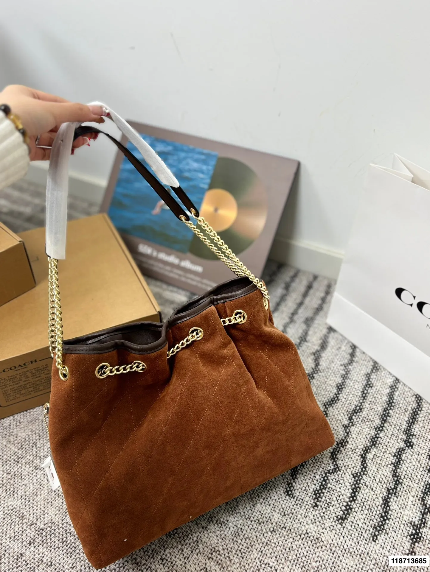 p185配礼盒 蔻驰Coach新款腋下包 流浪包麂皮质感太好啦 颜色搭配很有复古的感觉 高级又不失优雅 超有氛围感 通勤 休闲 约会通通可搭 尺寸34.26