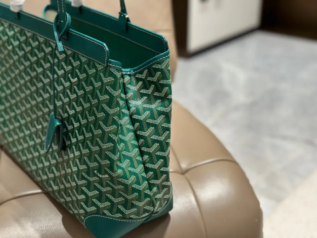 戈雅购物袋 p180 goyard Bellechasse Biaud通勤包白领金领必备款哦 通勤包,有型又轻便 内部底部附有底板,有支撑力, 并且是唯一-- 款自带包夹的款式36×26无盒