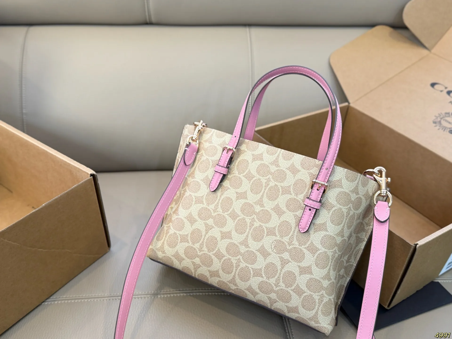 ¥180飞机盒 Coach 蔻驰托特包购物袋🛍️ 沈梦辰小姐姐身上背的今年 coach的新款 复古设计 简洁大方 特别有质感 官网预售中 随性好背 爱了爱了~ 尺寸25 20